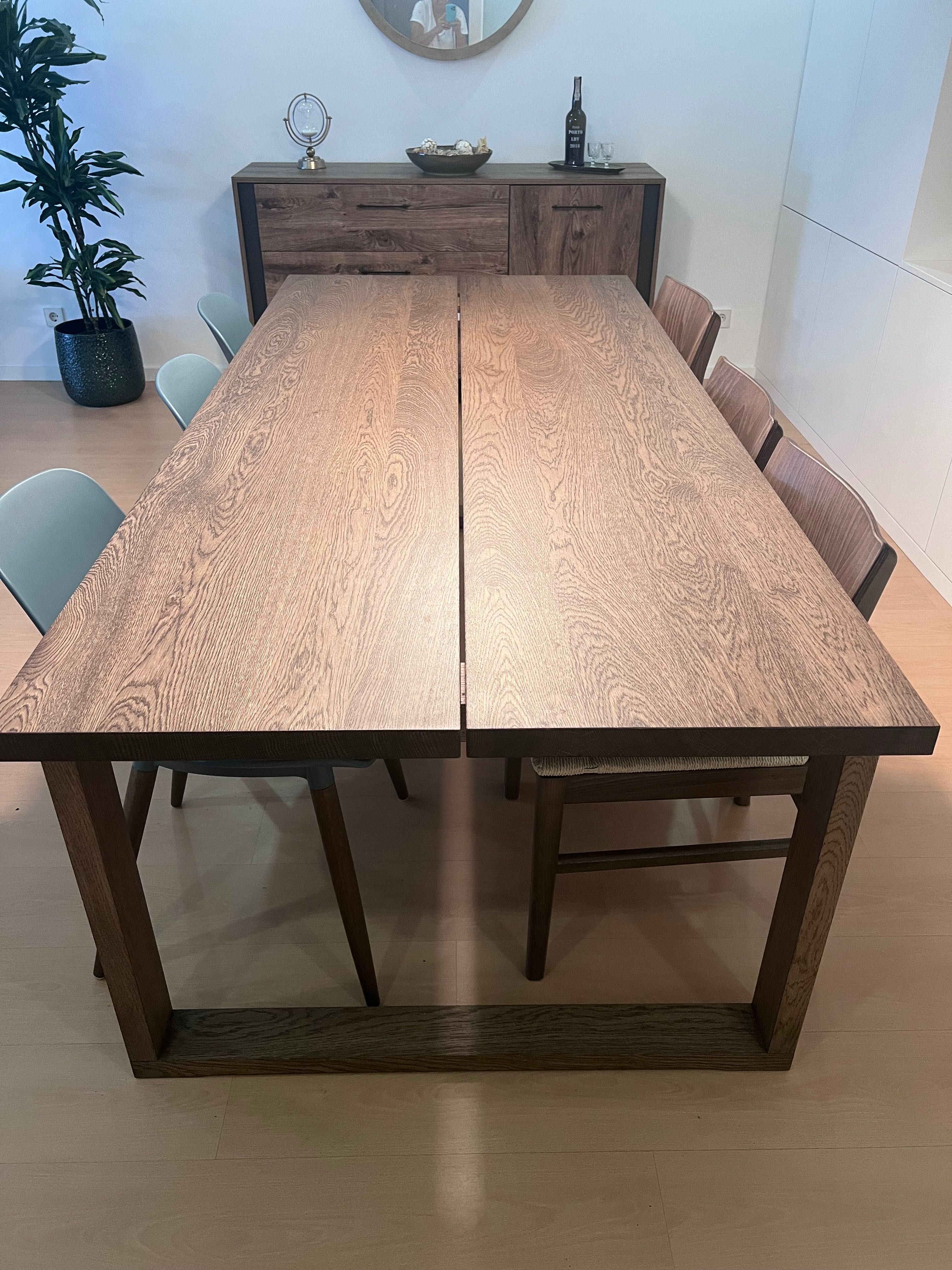Mesa de jantar novissima 6 lugares em Carvalho castanho