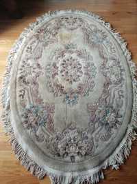 Carpete oval, em lã, com flores em relevo