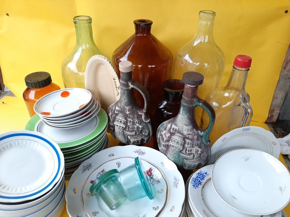 Тарелки,блюдца,бутыль.