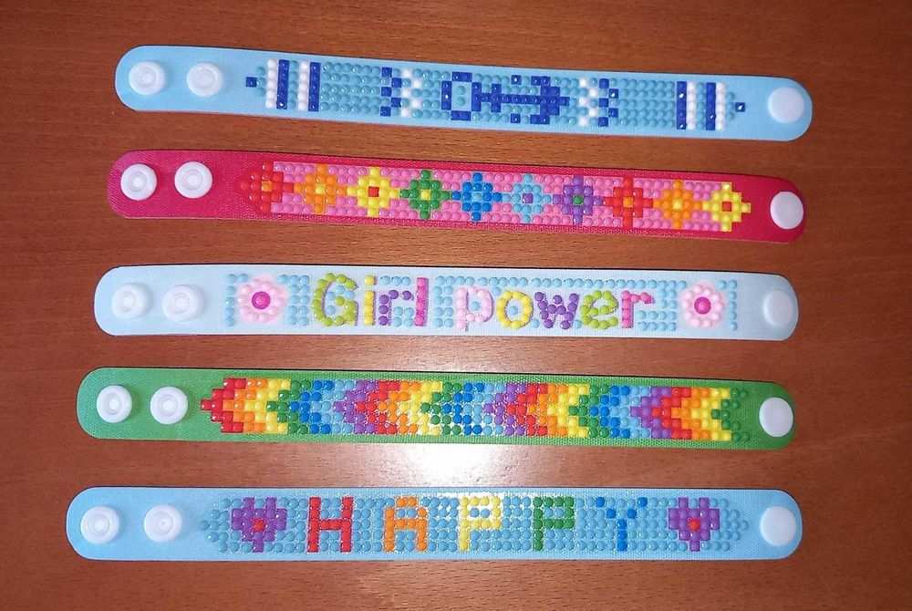 Pulseiras, ganchos e brincos personalizados em diamantes