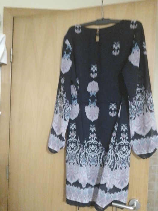 Vestido com barra florida em baixo e nas mangas