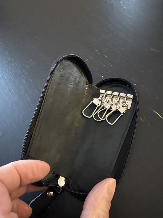 Etui na klycze czarne skórzane nieużywane