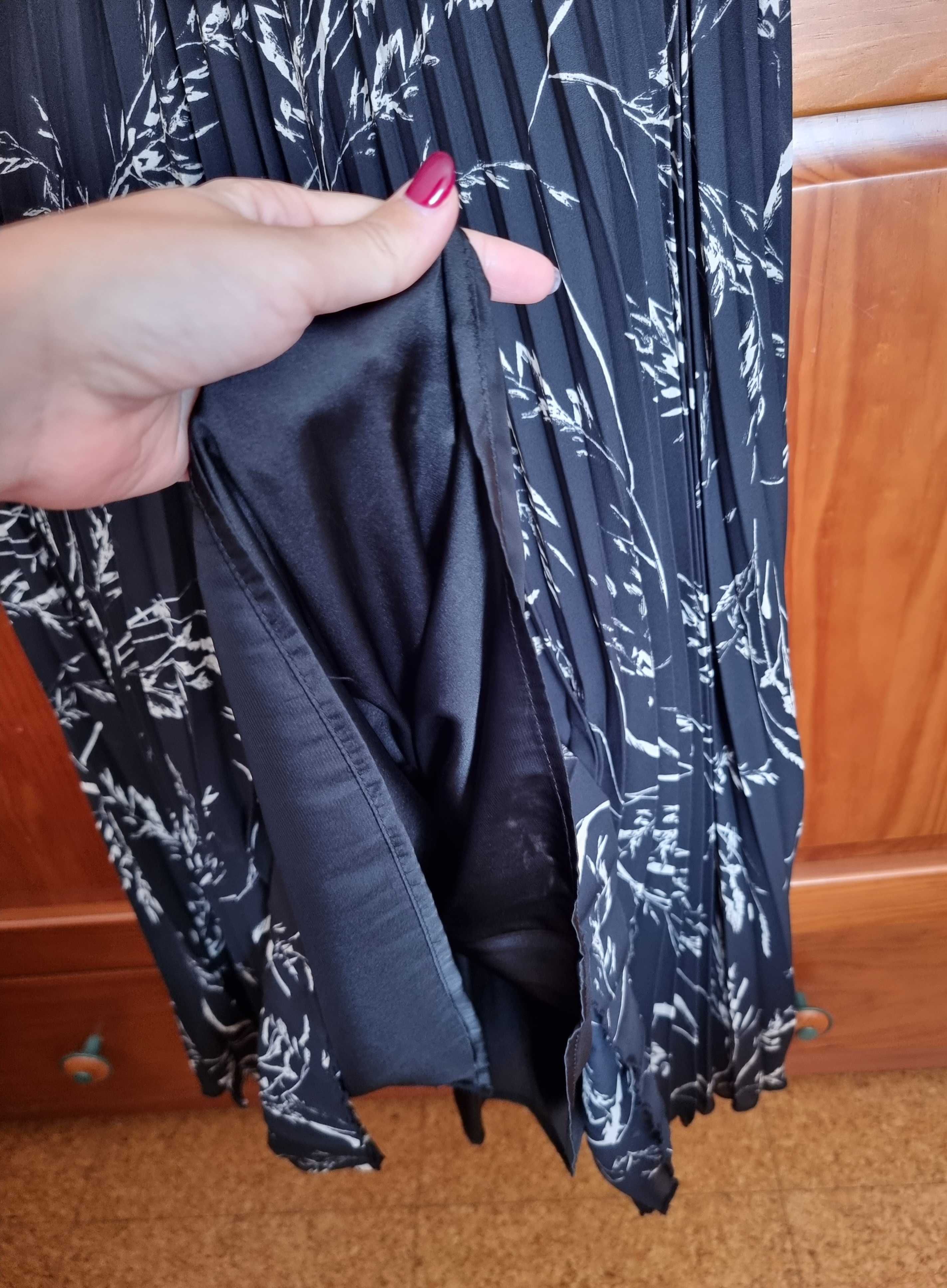 Saia midi plissada preta e branca H&M, tamanho 36