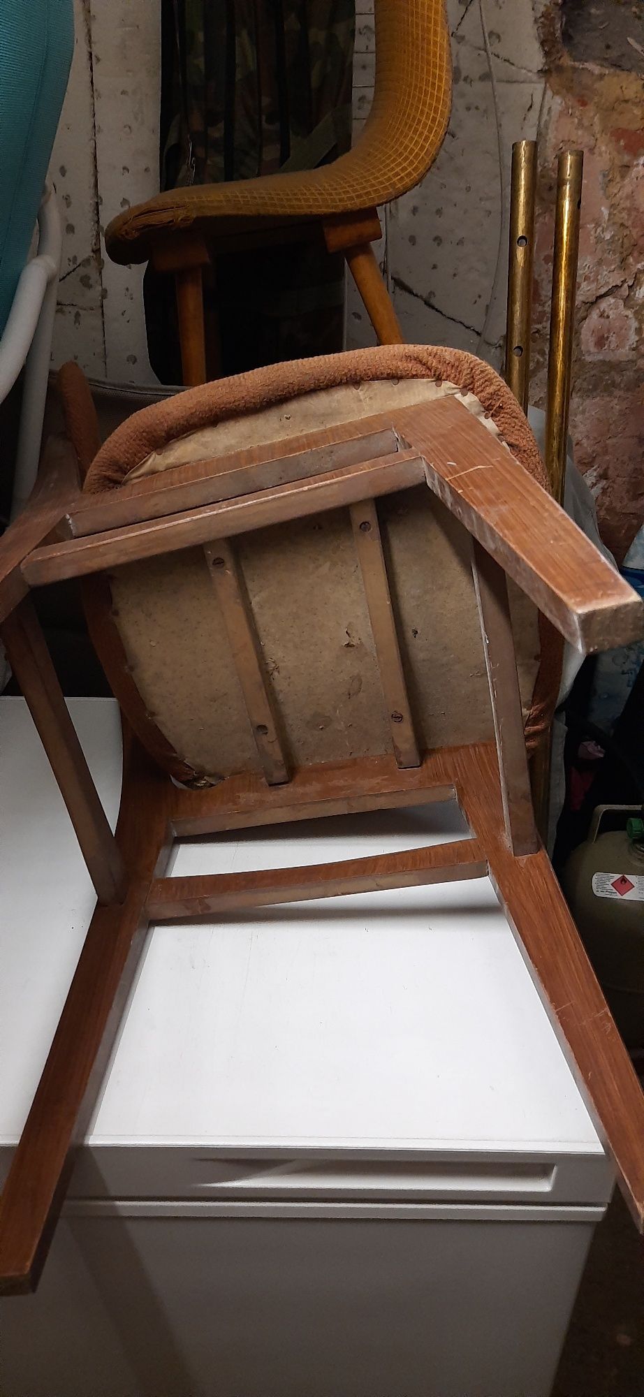 Sprzedam krzesło tapicerowane z epoki PRL.
Stan do renowac