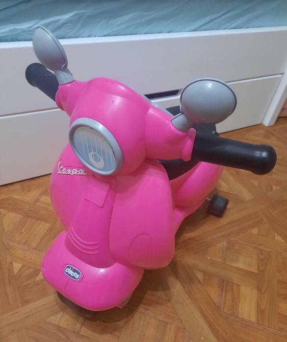 Толокар скутер chicco