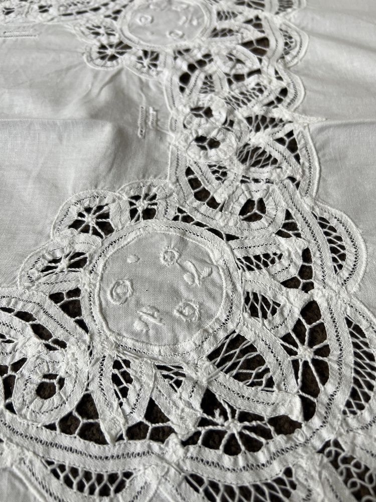Obrus biały haftowany bogato zdobiony koronkami do kolekcji