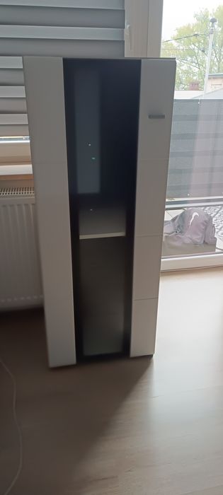 Biała witryna ze szkłem