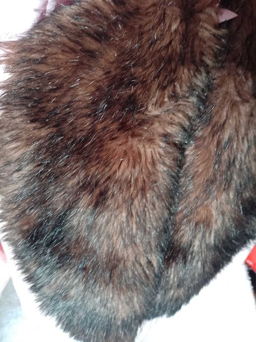 Brązowy, duży futrzany kołnierz z Londynu, futrzana etola