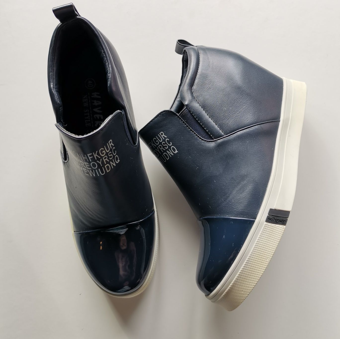 Sneakersy na koturnie granatowe