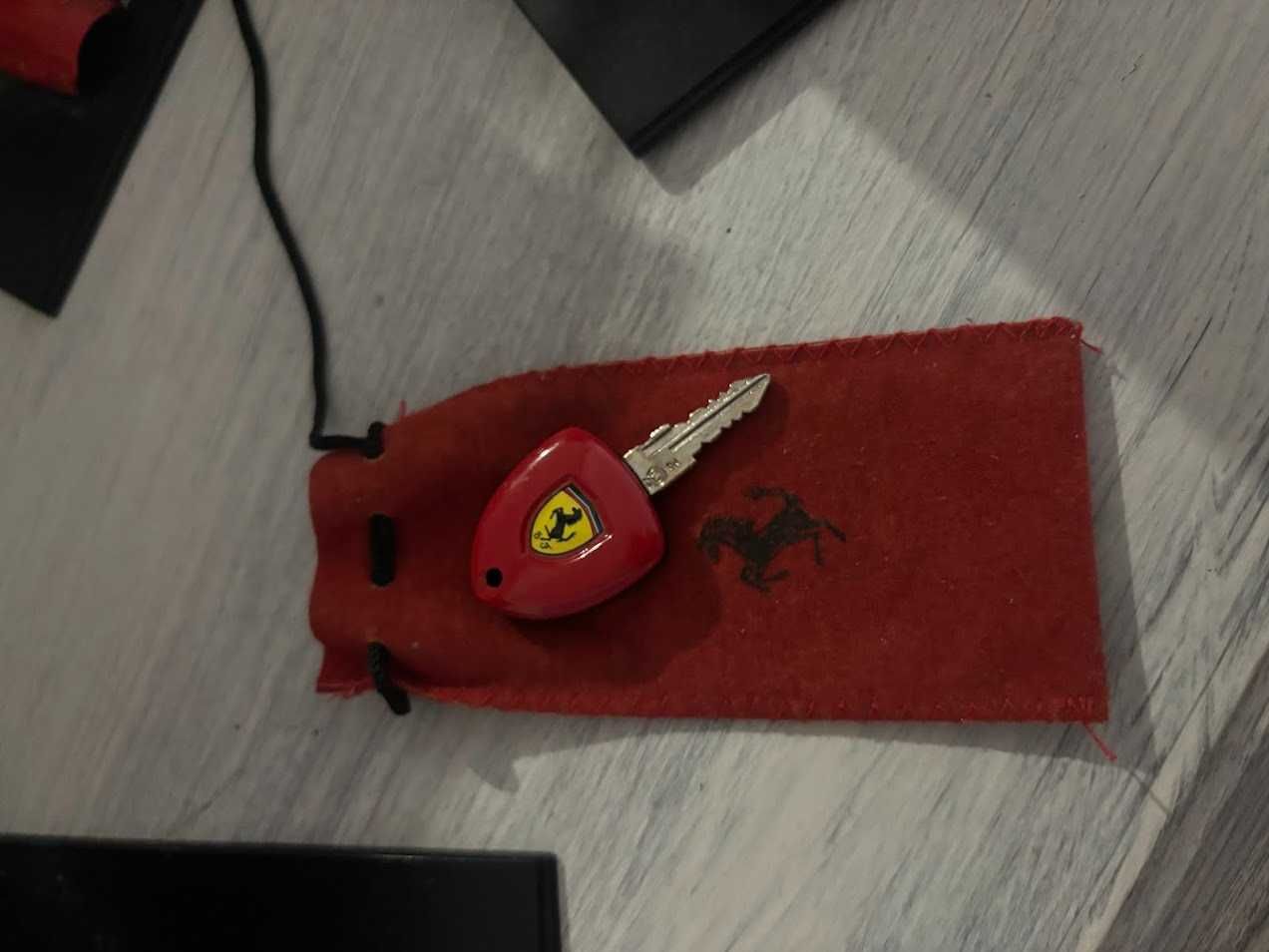 Conjunto de Ferrari decoração/coleção mais uma chave e bolsa