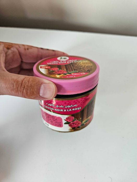 Czarne mydło różane z różami z Maroko produkt naturalny