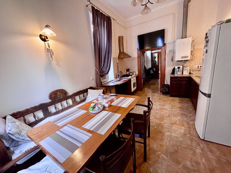 Продам 5 кімнатну квартиру в центрі