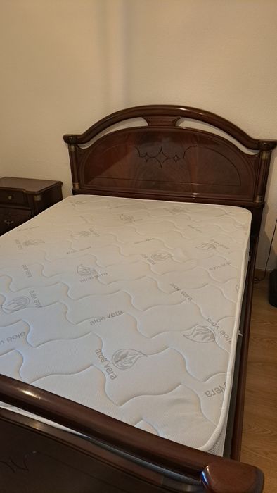 Mobília quarto ( cama, cómoda e 2 mesas de cabeceira)