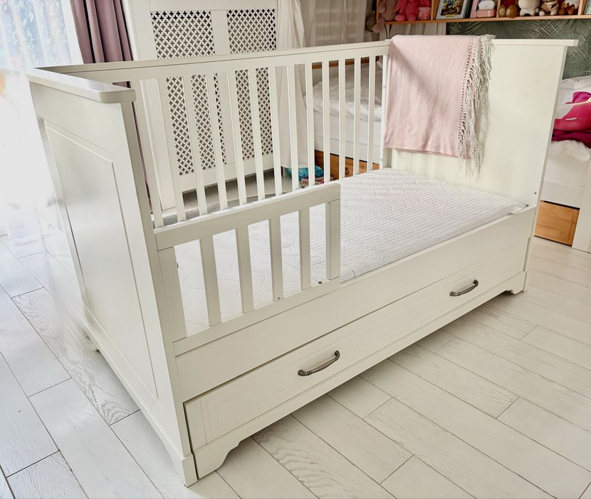 Łóżeczko dzieciece Novelies Melody 70x140 plus komoda z przewijakiem.
