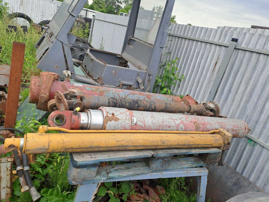 siłowniki hydrauliczne różne wózki widłowe, ładowarki