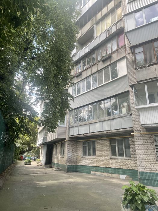 Продаж 4-х кімнатної квартири під бізнес