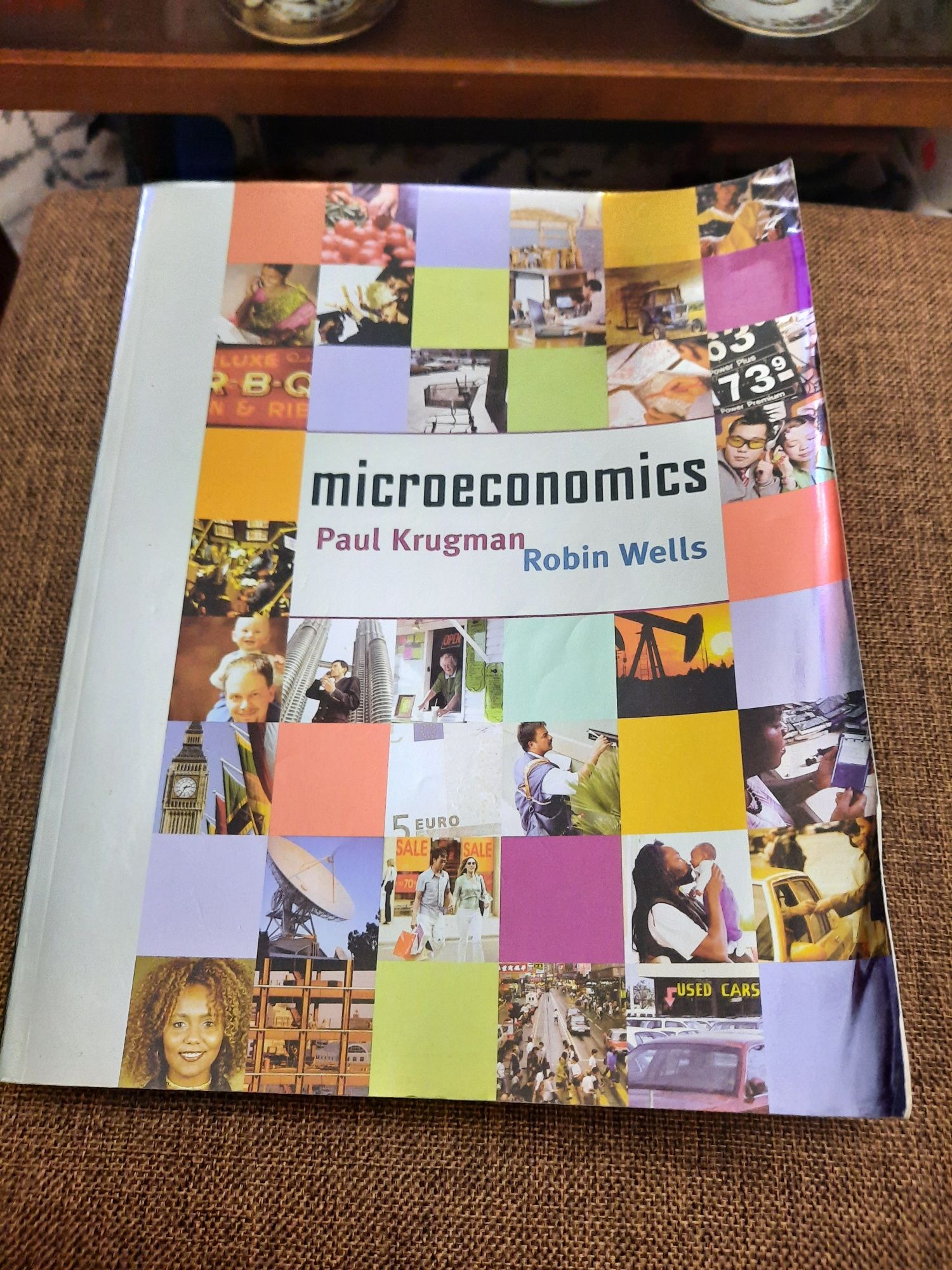 Livro de microeconomia "Microeconomics" (Paul Krugman / Robin Wells)