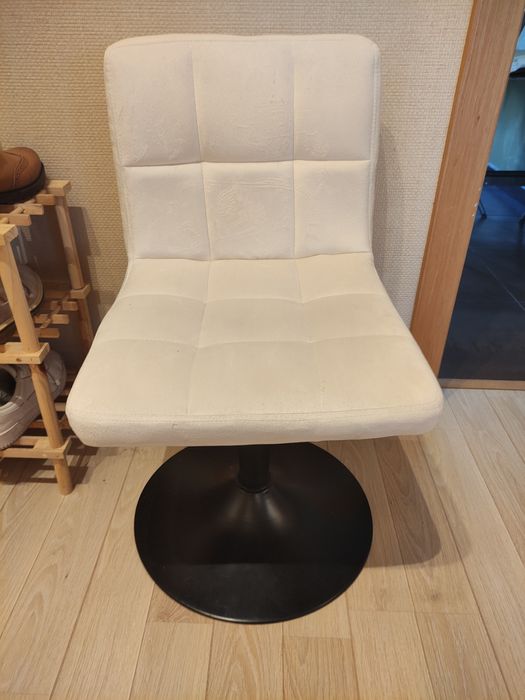Cadeira aveludada creme