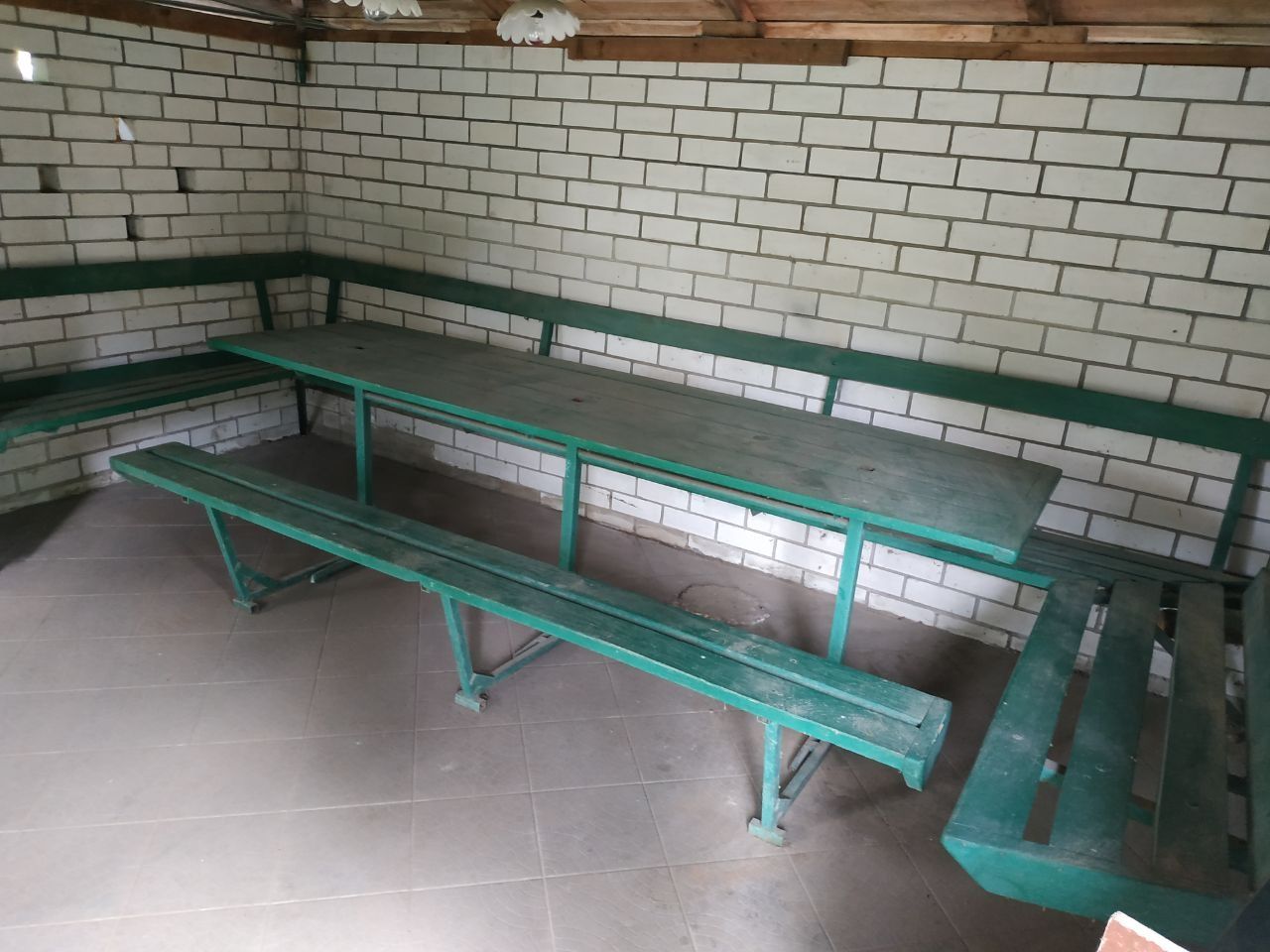 Стіл з лавочками