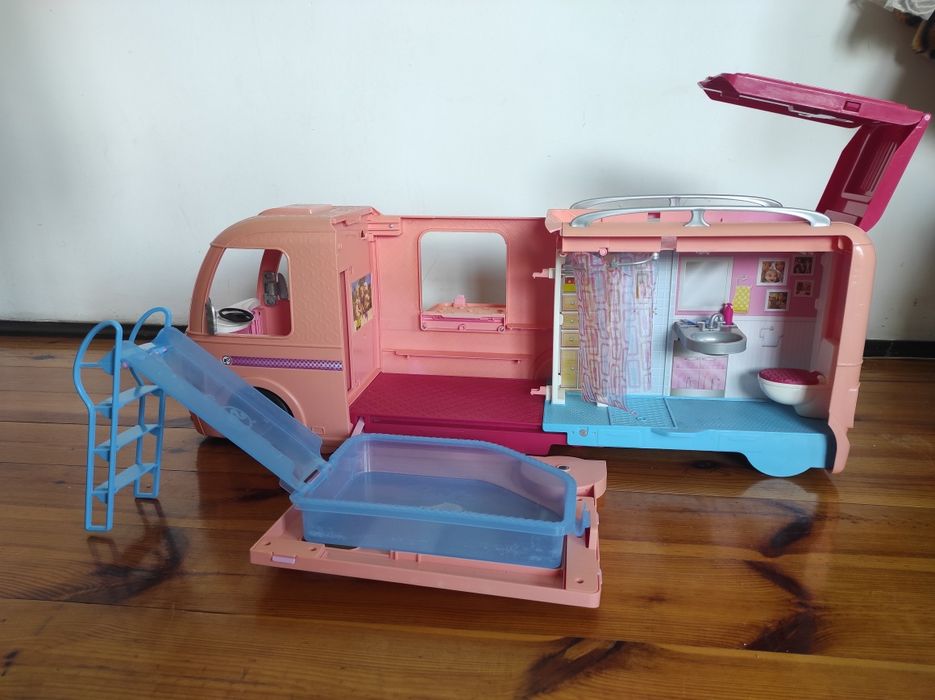 Kamper Barbie z basenem
