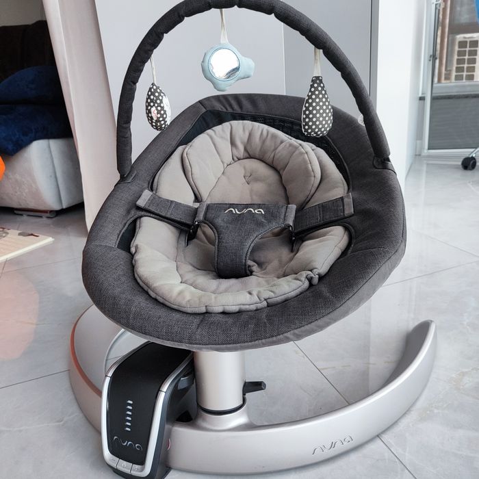 Продам шезлонг-качалку  Nuna