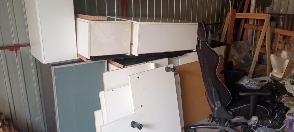 Aneks kuchenny z zlewozmywakiem oraz z szafkami wiszącymi