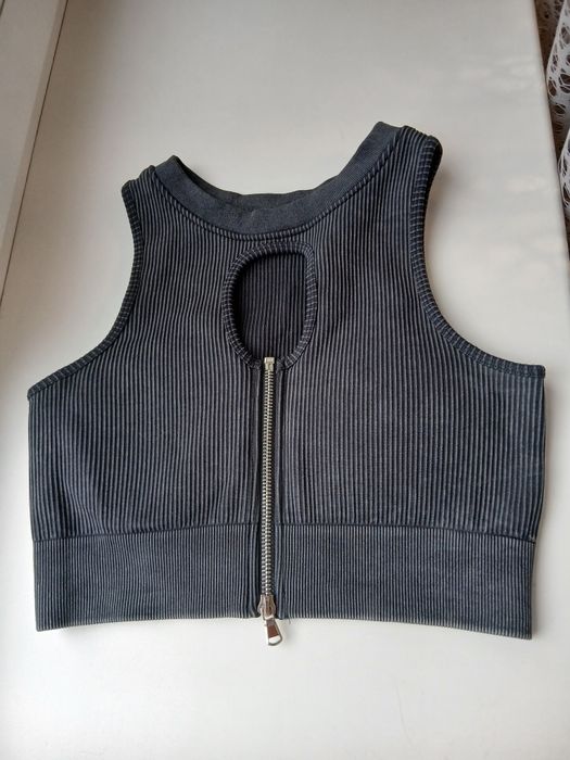 Спортивний топ с эффектным  вырезом