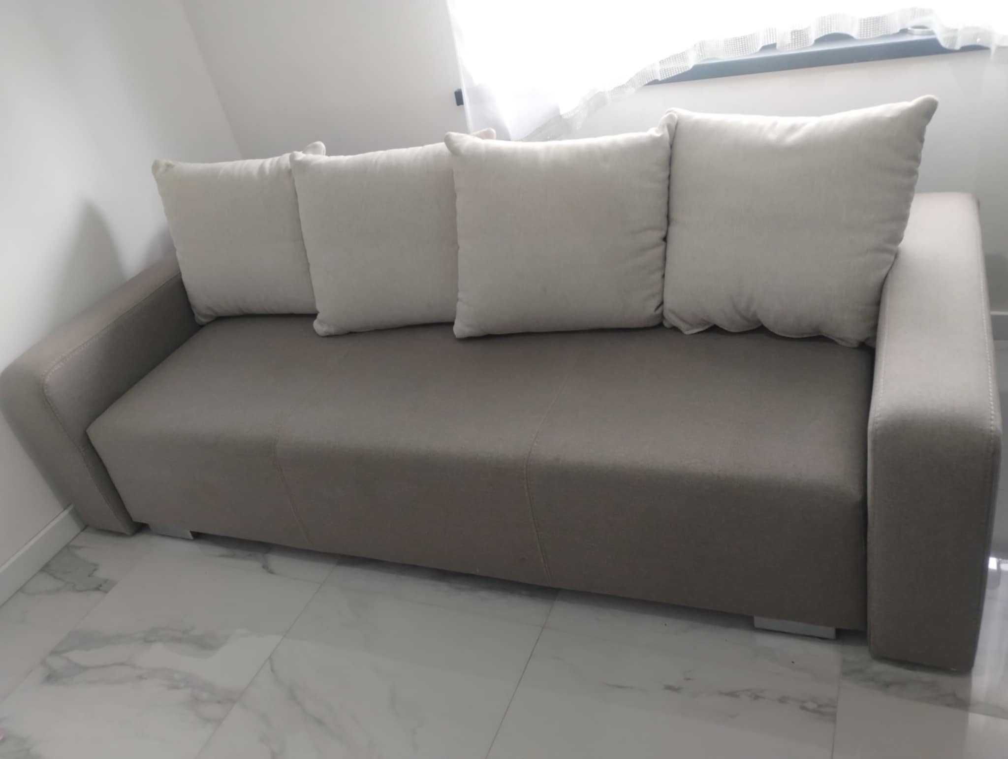 Rozkładana sofa z poduszkami