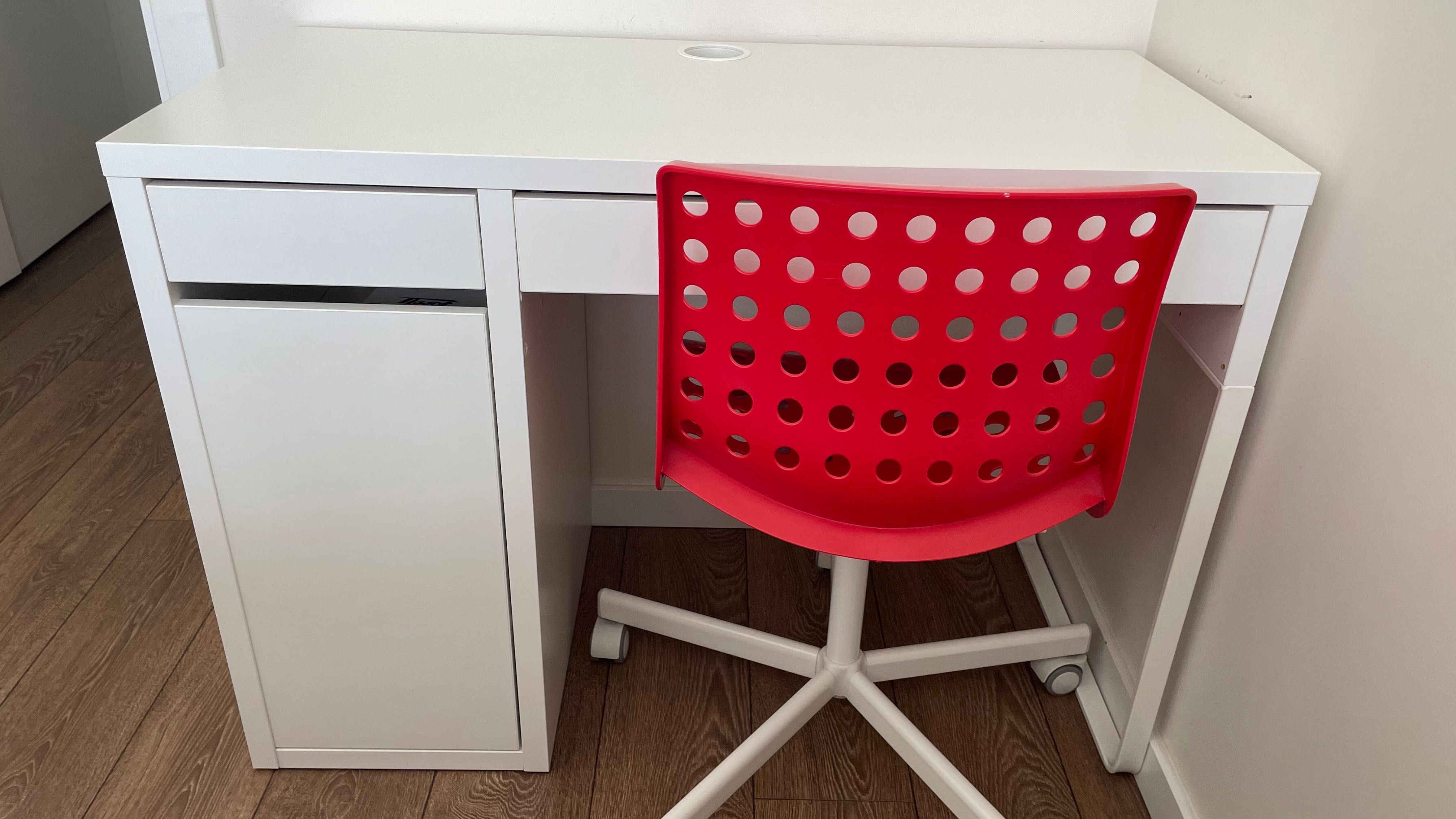 Cadeira giratória vermelha do Ikea