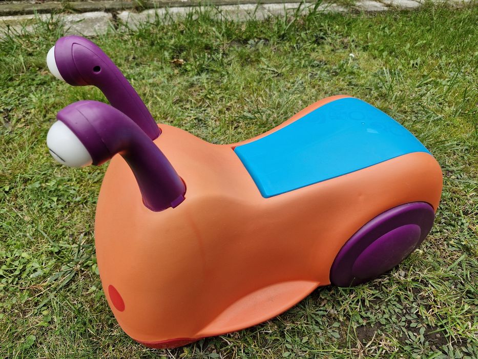 B.Toys Jeździk Żuczek Ślimak Buggly 
Jeździk posiada schowek na