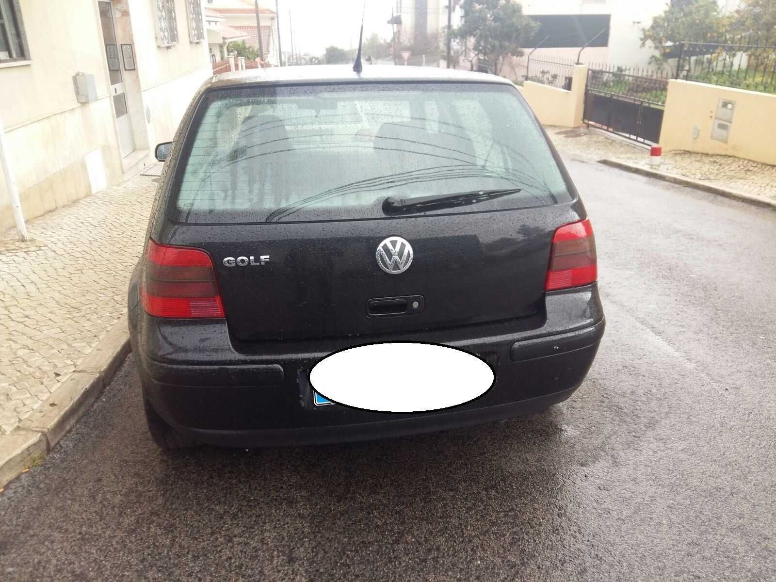 Golf preto em bom estado de acordo com os anos de uso