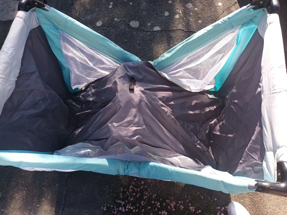 Cama de viagem azul de bebé