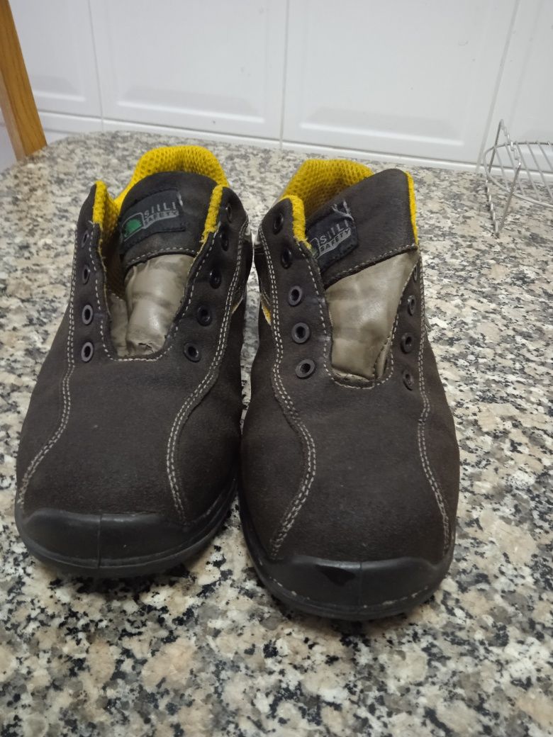 Vendo sapato de alta segurança testeira de aço n.42  excelente estado