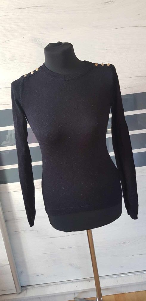 Czarny sweter z długim rękawem