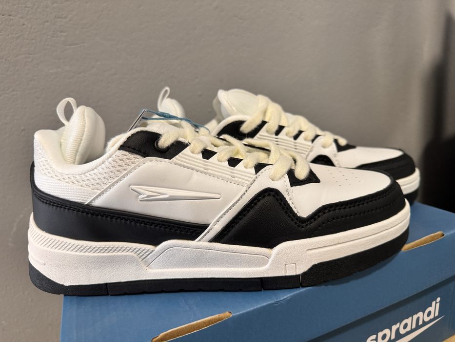 Czarno białe  sneakersy