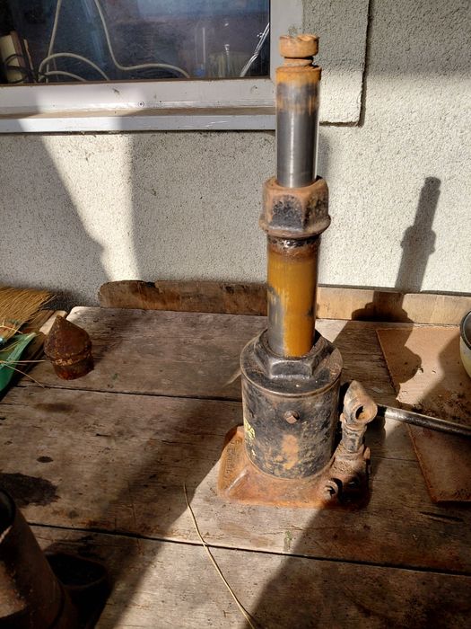 Продам домкрат 5 т