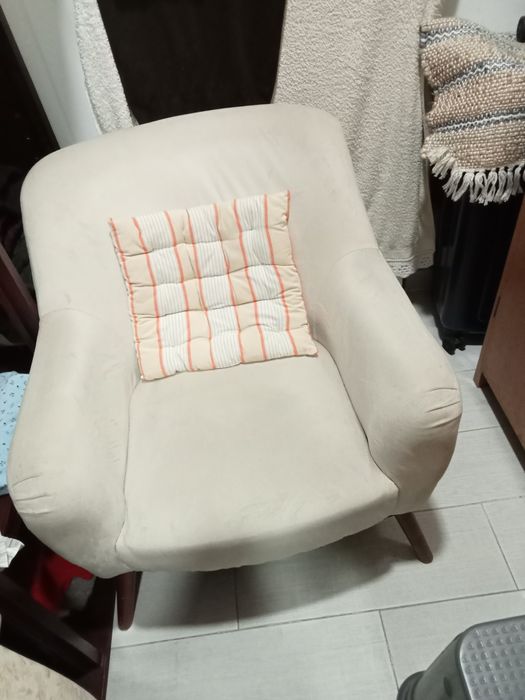 Cadeirão de sala com almofada decorativa