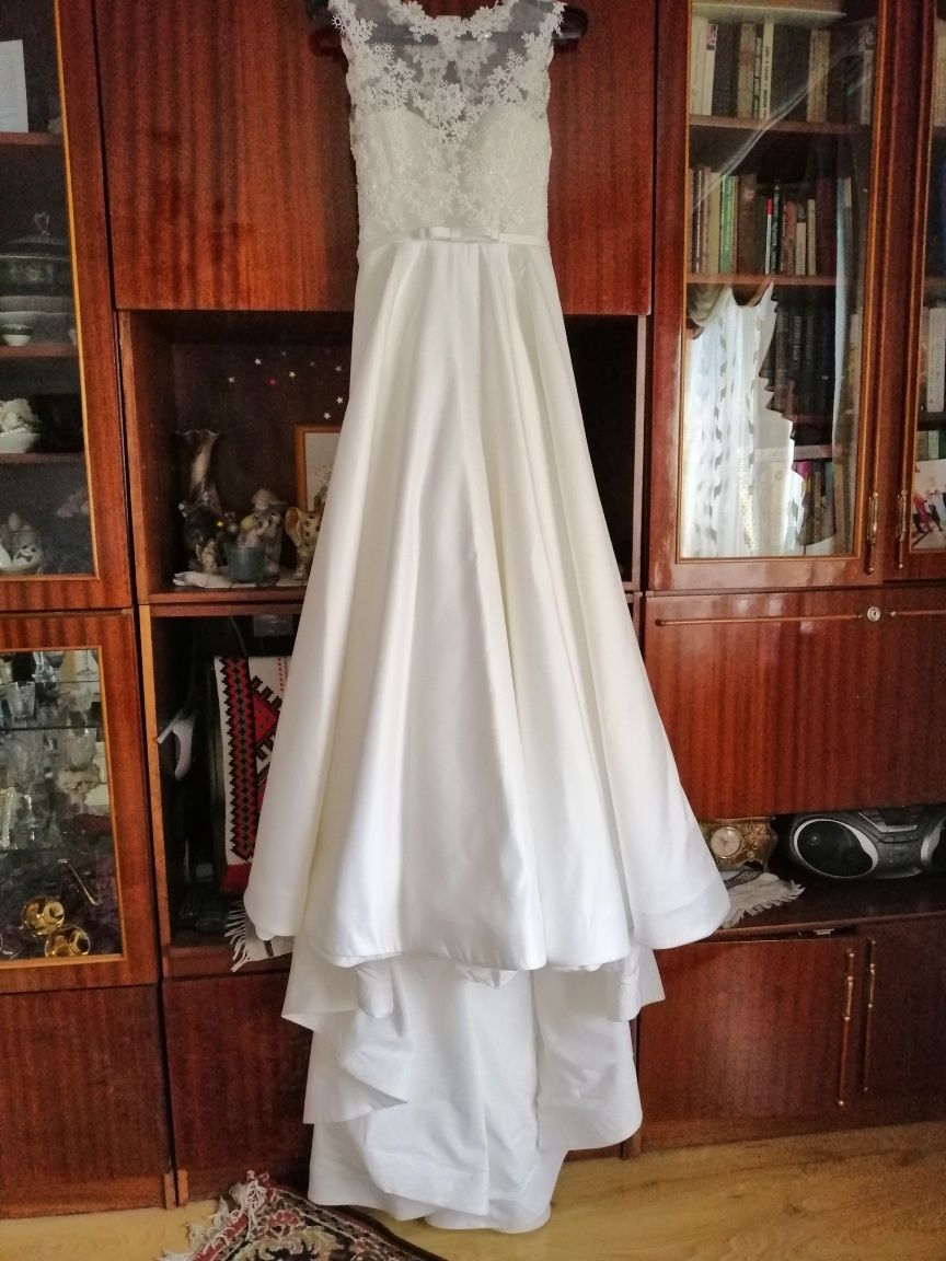 Тендітна весільна сукня