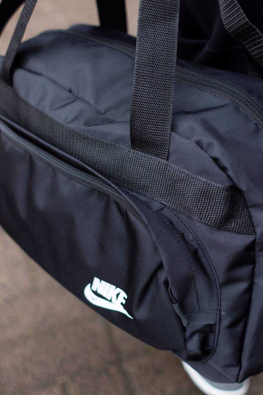 Спортивна сумка Nike чорна, є багато інших брендів в наявності