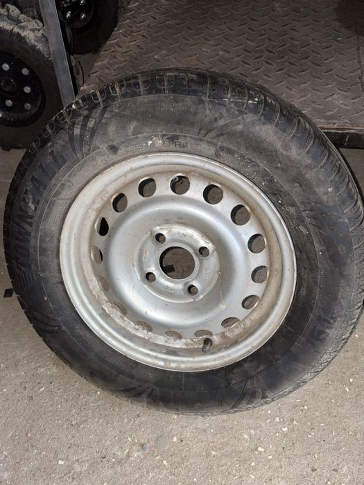 Dwie wzmacniane opony do przyczepki