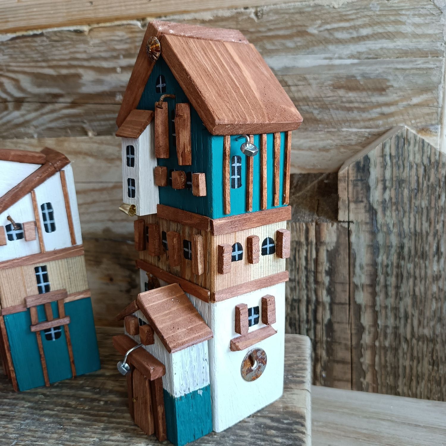 Domki drewniane kamieniczki turkus dekoracja na półkę