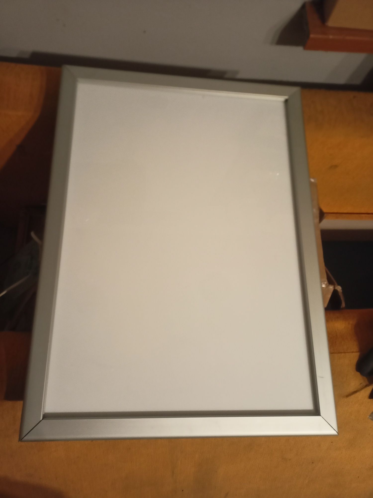 Ramka zatrzaskowa podświetlana aluminiowa