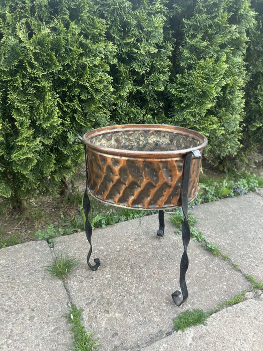 Miedziany kwietnik na kutych nogach – styl rustykalny