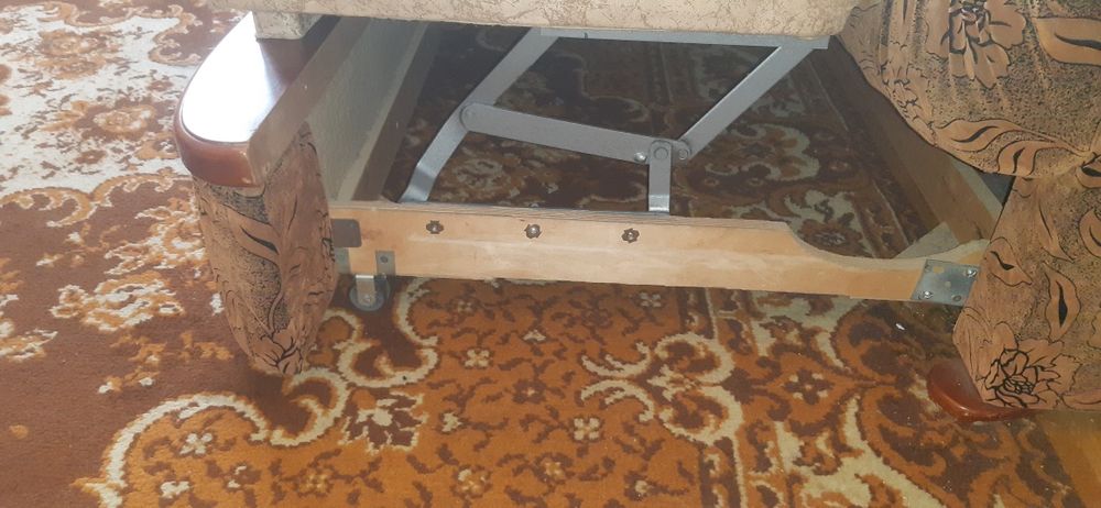 Диван дуже зручний, плита газова, духовка, майже новий, без пошкоджен