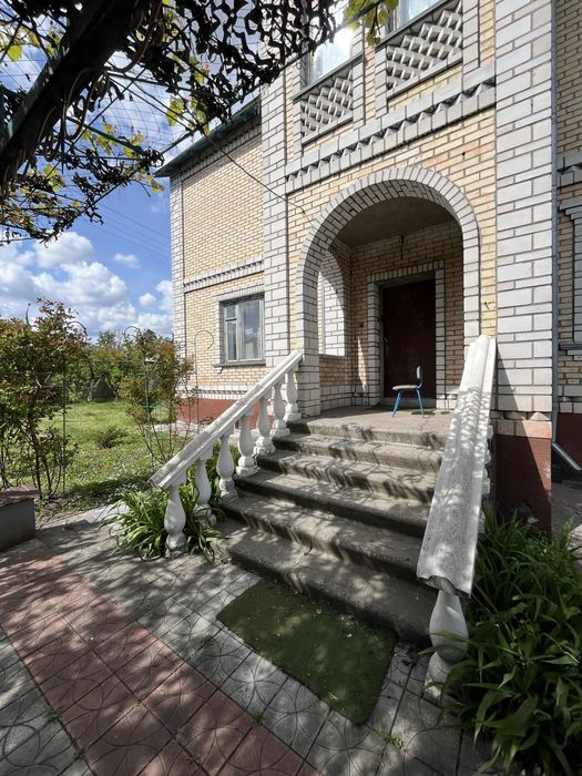 Центр. Двоповерховий будинок з земельною ділянкою 8 соток