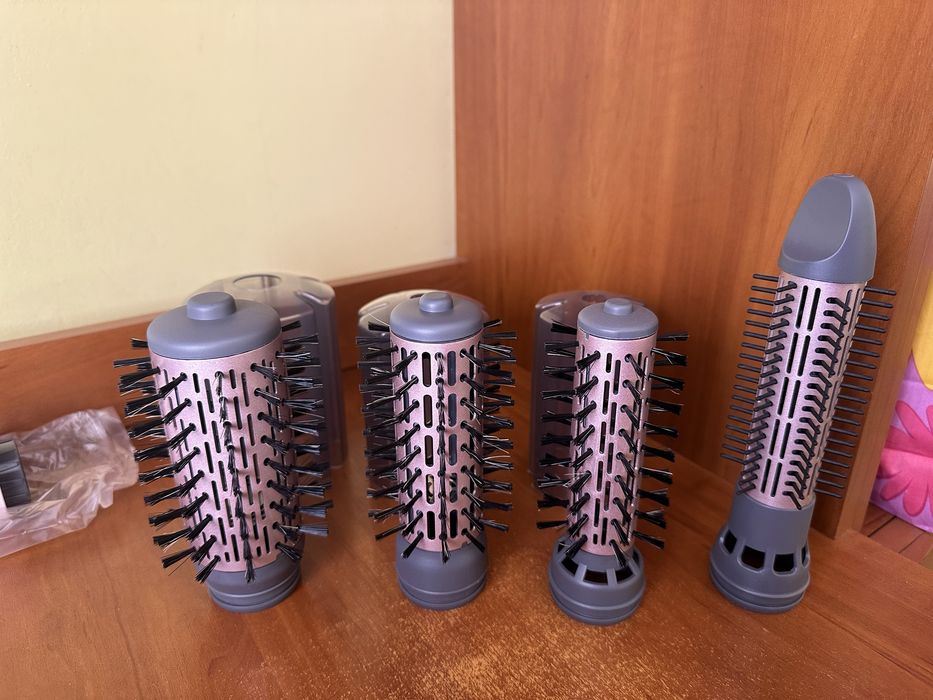 Нова фен-щітка Philips BHA735/00