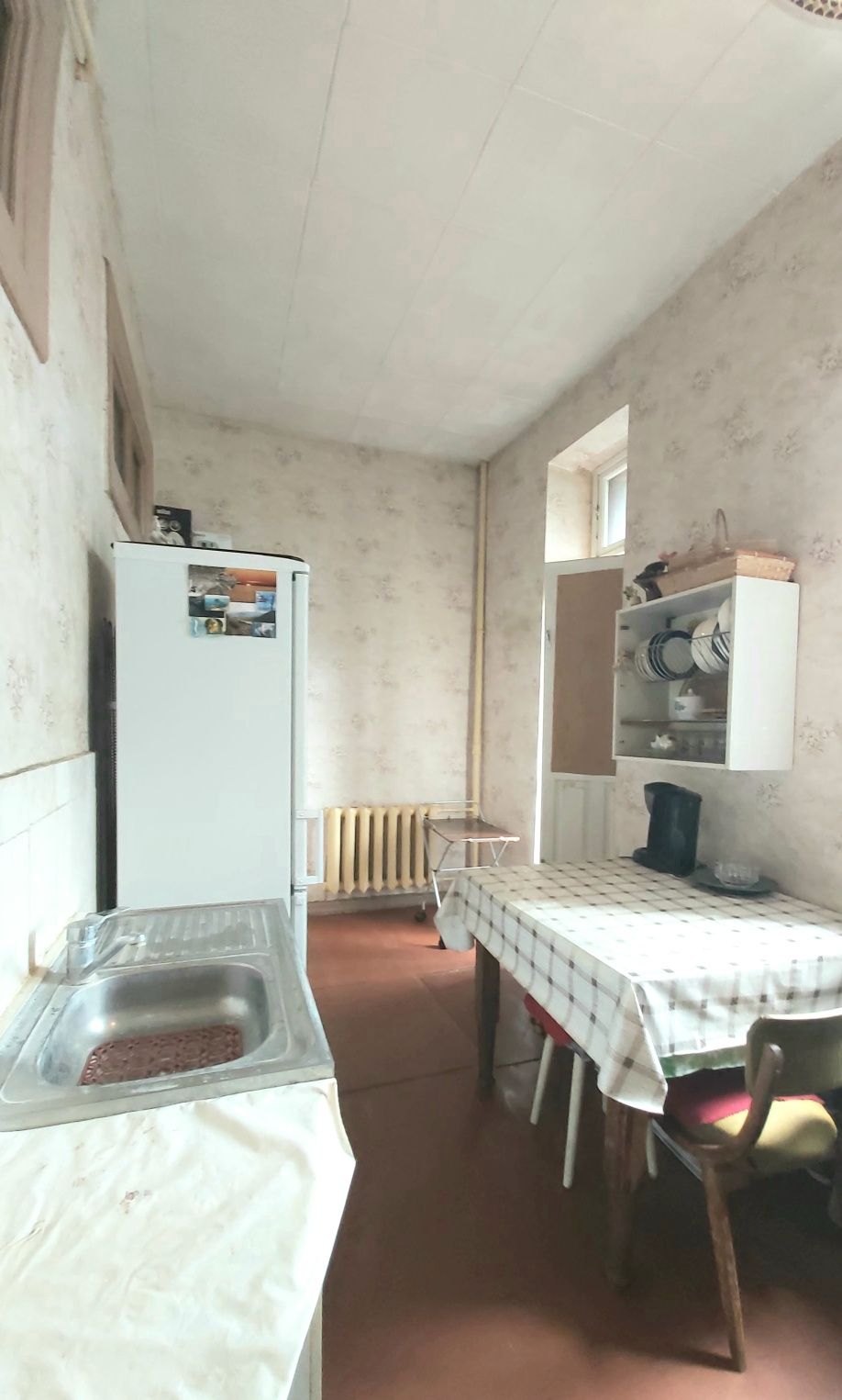 Продам  2 комнатную , недалеко от метро