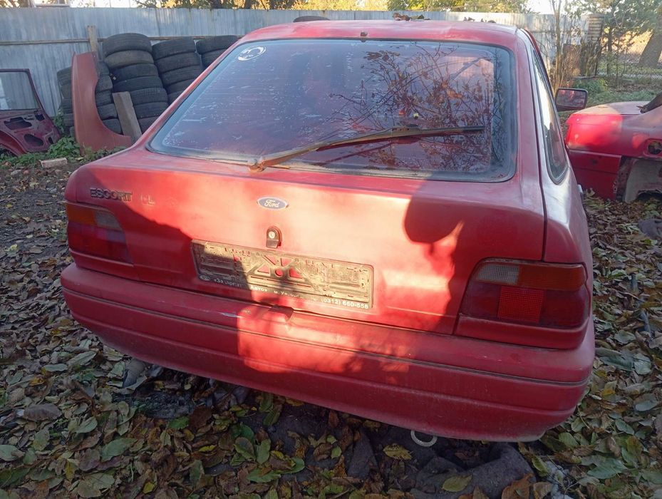 Кришка багажника Ford Escort / Форд Ескорт Mk5(седан, червона, з скло)