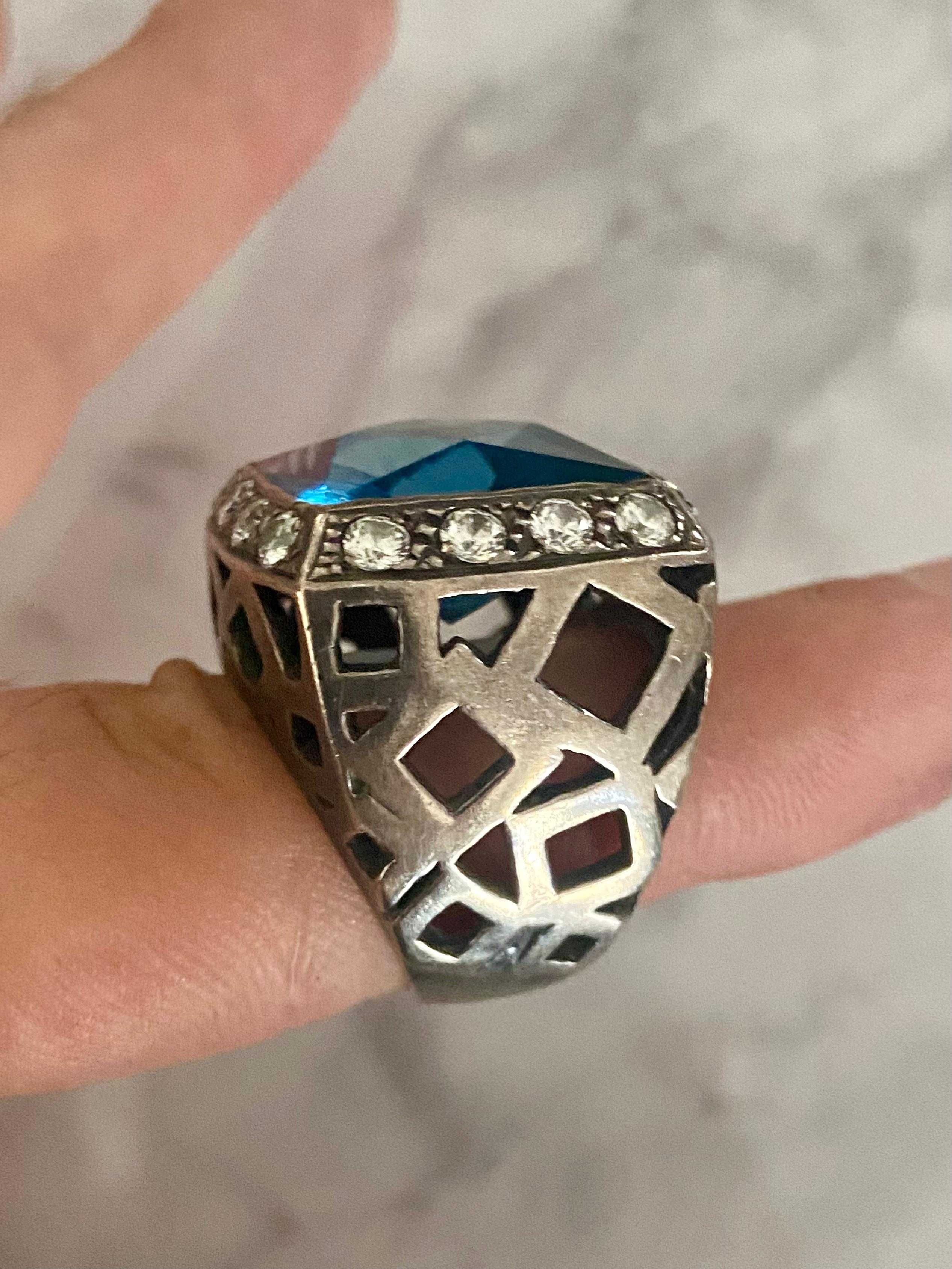 Anel de Prata Sólida com Uma Pedra Azul Grande