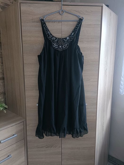 Czarna sukienka z ozdobnym dekoltem plus size